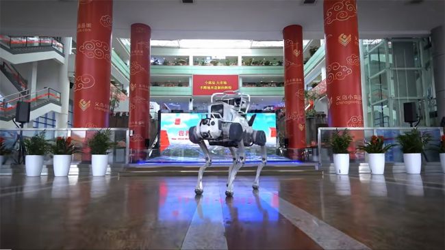 云深处机器狗“入驻”义乌国际商贸城,科技赋能开启智慧安防新篇章(图1) 云深处机器狗“入驻”义乌国际商贸城,科技赋能开启智慧安防新篇章(图1)
